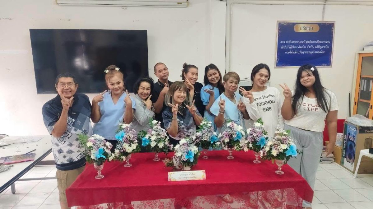 จัดโครงการพัฒนาอาชีพชุมชน  หลักสูตรการจัดดอกไม้สด จำนวน 5 ชัวโมง