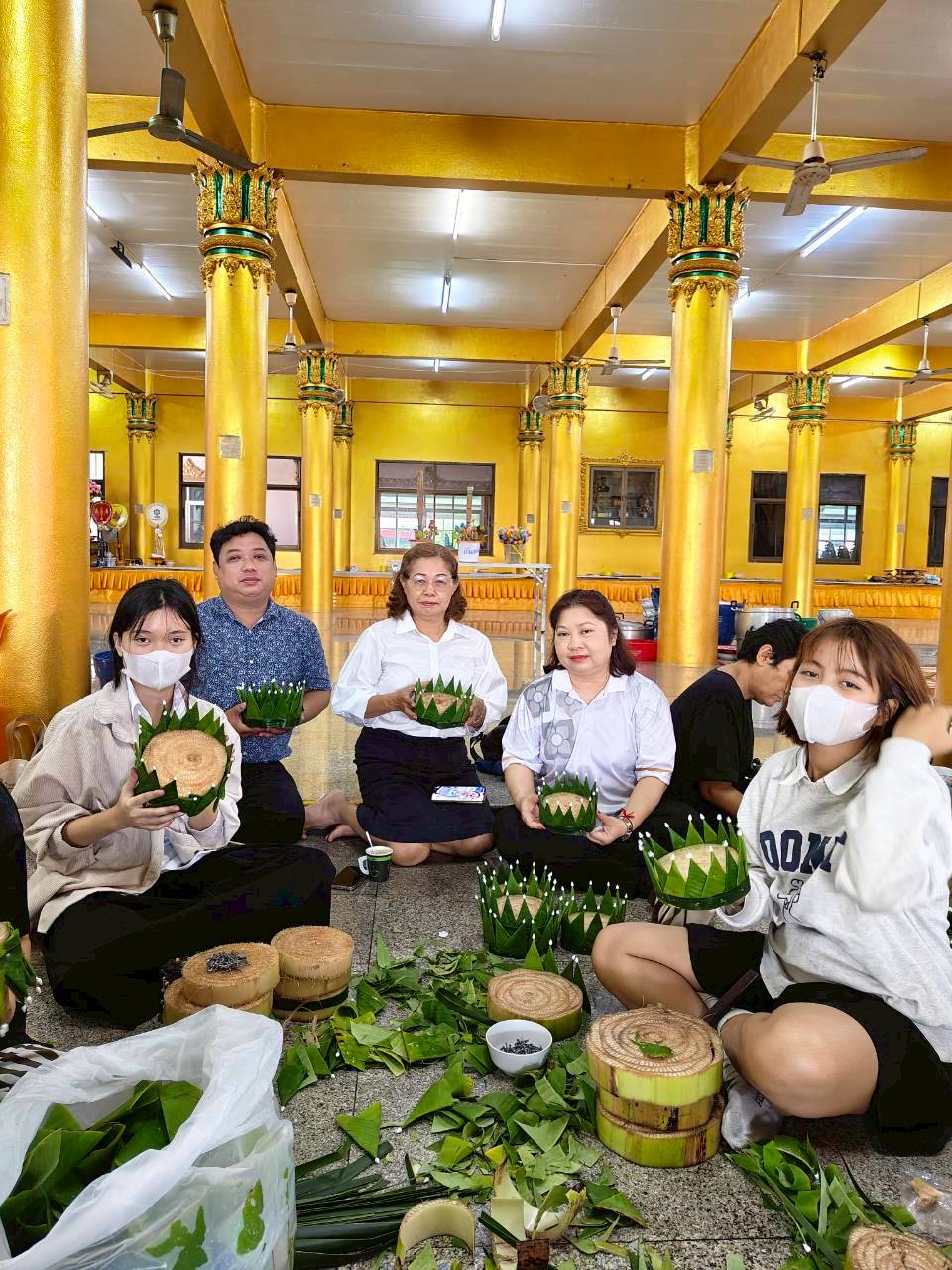 ???? กระทงรักษ์โลก! ศกร.ลำปลาทิว ชวนทำกระทงจากวัสดุธรรมชาติ ????% ณ วัดบึงบัว  ครูและนักศึกษาจากศูนย์การเรียนรู้ระดับแขวง (ศกร.) ลำปลาทิว ได้ร่วมกันทำกิจกรรมที่สร้างสรรค์และใส่ใจสิ่งแวดล้อม ด้วยการ ประดิษฐ์กระทงจากวัสดุธรรมชาติทั้งหมด ณ วัดบึงบัว